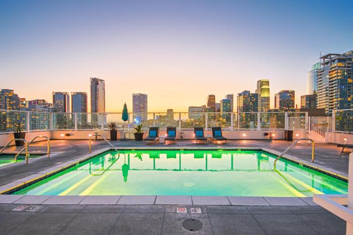Downtown Escape - 2BR w Skyline Views & Hot Tub