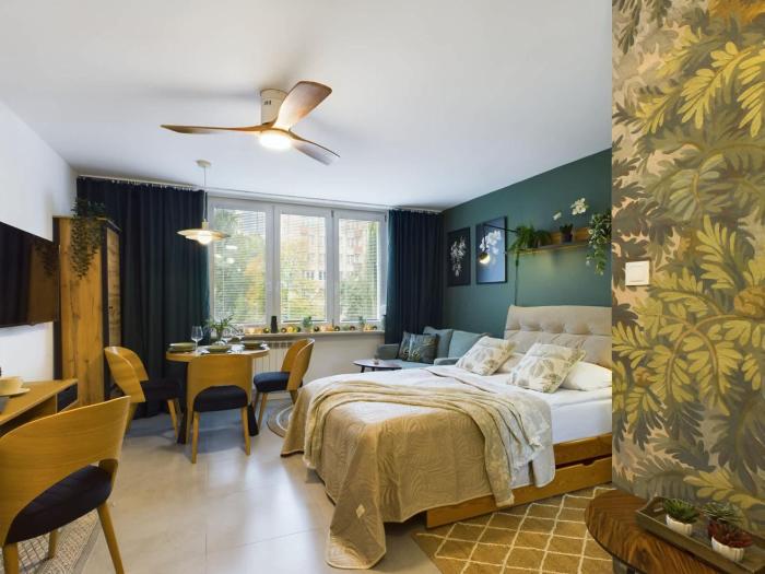 Atmospheric Studio for 3 People in Warsaw with Desk for Remote Work by Noclegi Renters