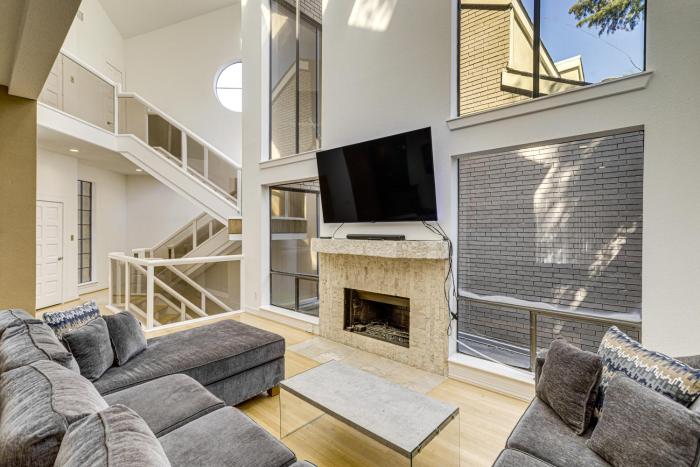 Less Than 2 Mi to Galleria Spacious Houston Home!