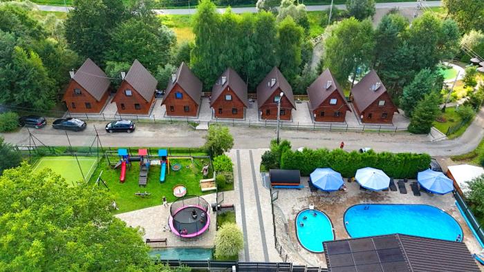OW "Domki Matiaszówka" z PODGRZEWANYMI BASENAMI, kąpieliskiem ze zjeżdżalnią wodną, ogrodzonym placem zabaw i boiskiem