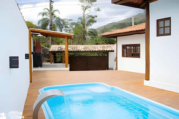 Casa com área externa e piscina na Feiticeira