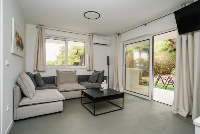 Aspa Luxury Garden Apartment in Vouliagmeni Center