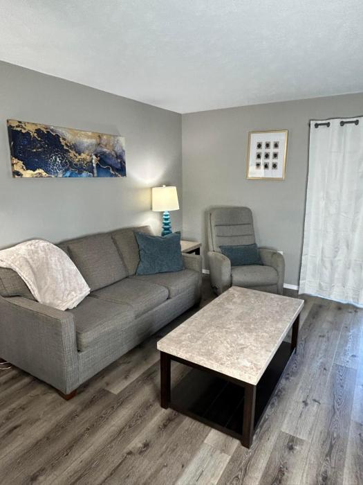 Cozy condo with no stairs, and arcades! 5 beds