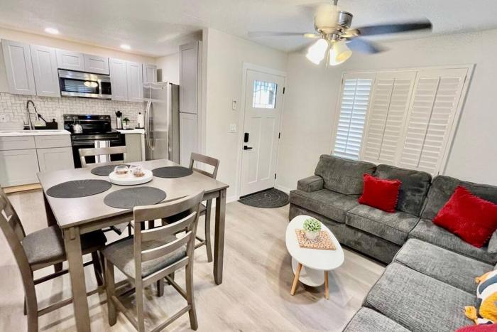 Apartment A, Restful,Cozy, close Sunland Park Mall