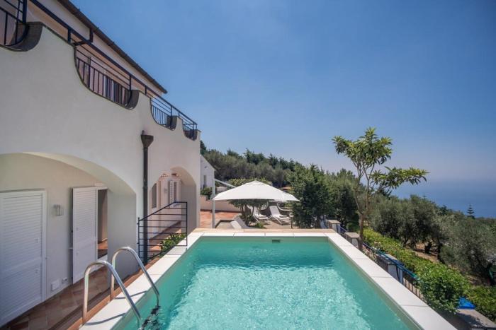 Villa La Luce 5 Bedrooms in the Town Center by Feeling Italy
