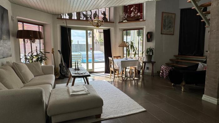 Unikt boende i egen del av hus nära stad och strand