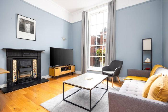 2Bed Flat With Private Balcony and Fireplace