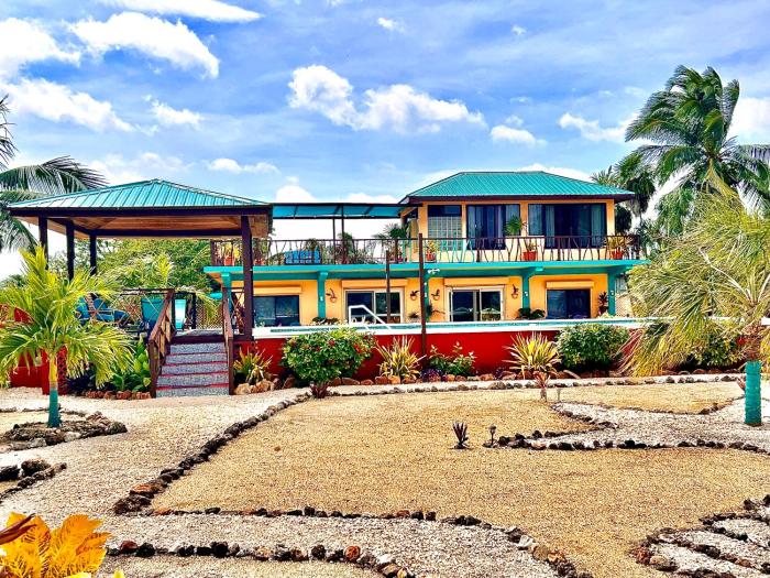 Seafront Caribbean Tropical Luxurious Home in Sarteneja