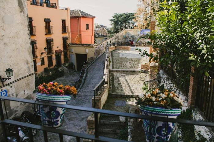 Cerca de la Alhambra, La Casa del Cuento, Primero