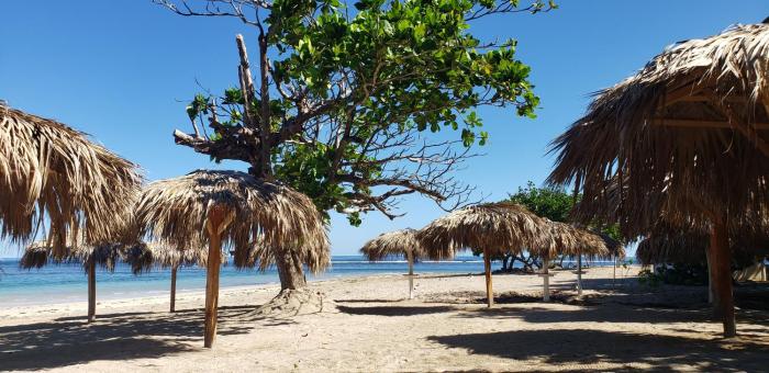 Costambar Beachside Apartment with Pool