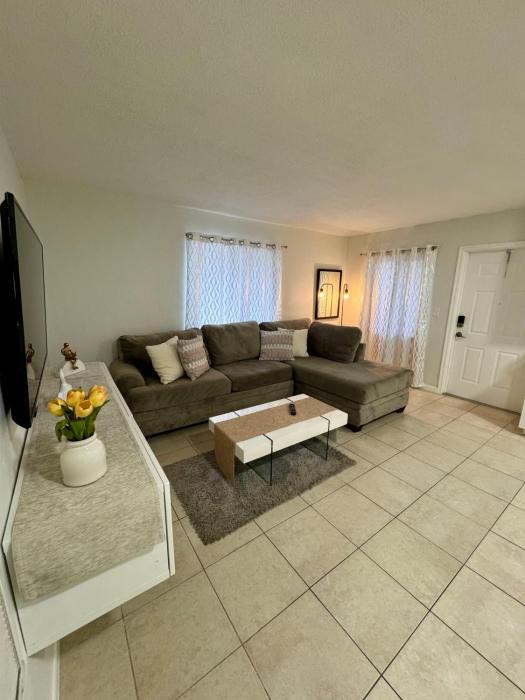 Apartment in Hollywood close to beach & shops 101