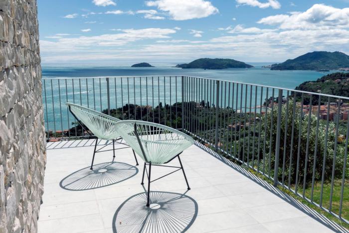 "Torretta House", inside a Private Park, shared Pool, Tennis, AC, parking next home and parking in Lerici!