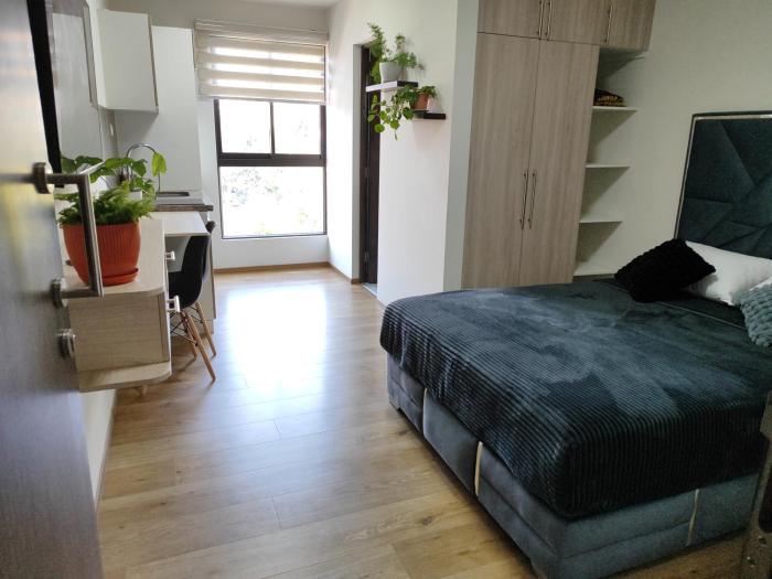 Comodo monoambiente con balcon en el Prado