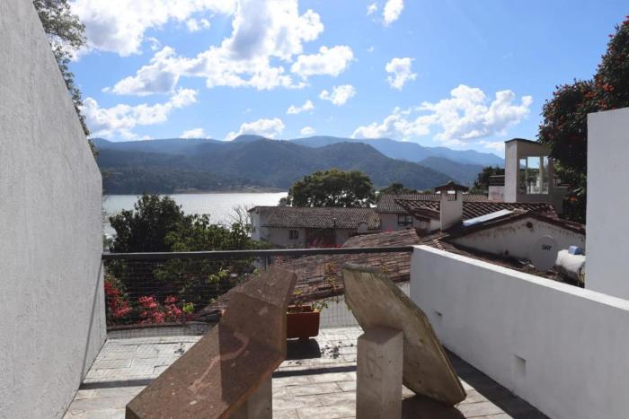 Preciosa Casa Contemporanea Vista Lago en pueblo