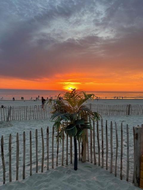 Les Obiones, vue latérale mer, Fort Mahon Plage, magnifique studio cabine 4p, avec balcon , parking privé gratuit, wifi, classé 2 étoiles, exposition plein sud en Baie de Somme