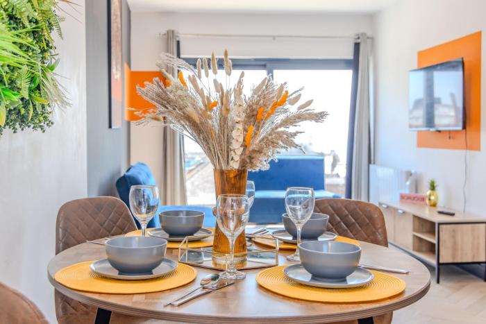 Beachside Bliss l 3 Bedroom Apartment by Brighton Beach