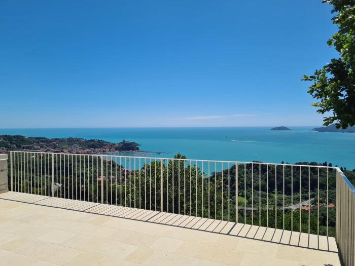 "Quercia House", inside a Private Park, shared Pool, Tennis, AC, Parking next home and a Garage in Lerici!