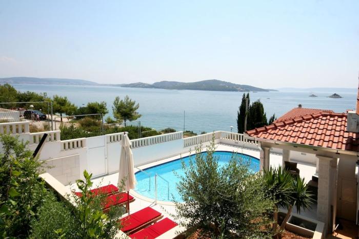 Charming Villa Marin, 30 meters From The Beach, Pool heated, Split-Trogir area