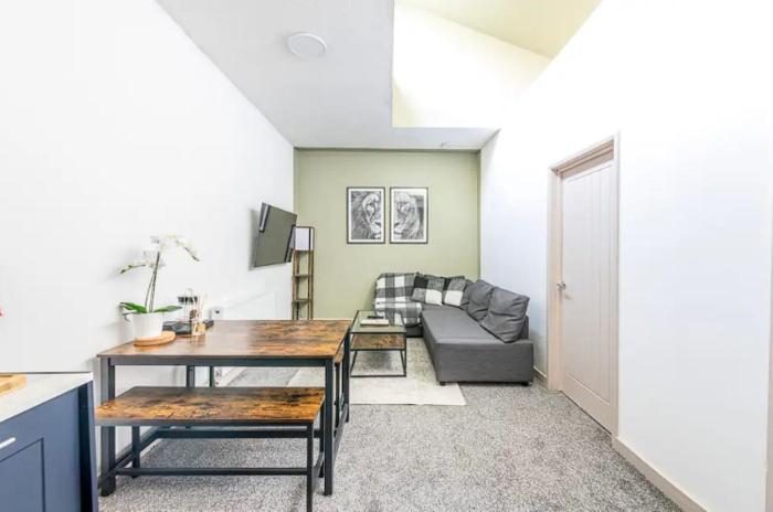 Contemporary Upnor House with Free Parking by Prescott Apartments