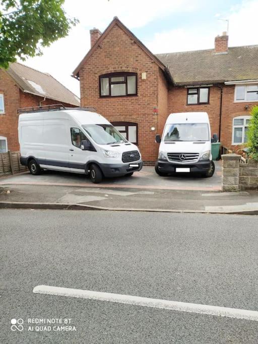 Contractors - M6 J10, 4 bdrs- 8 beds Free Parking, Super Wifi, 4 nights Min