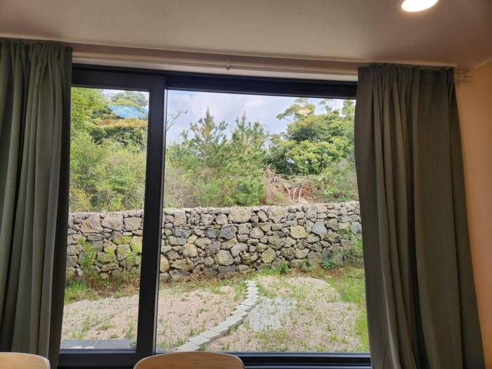 Poraeporae Fully furnished villa with a view of green trees for relaxation