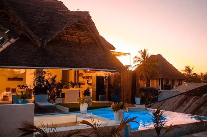 Luxury Penthouse with private rooftop pool prime location Paje Beach Zanzibar TV WIFI AC steps to the beach