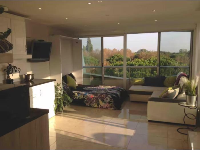 Studio 34m2 avec la terrasse 60m2, aperçu mer, parking, Clim, plage à 150 m,Wi-fi, piscine