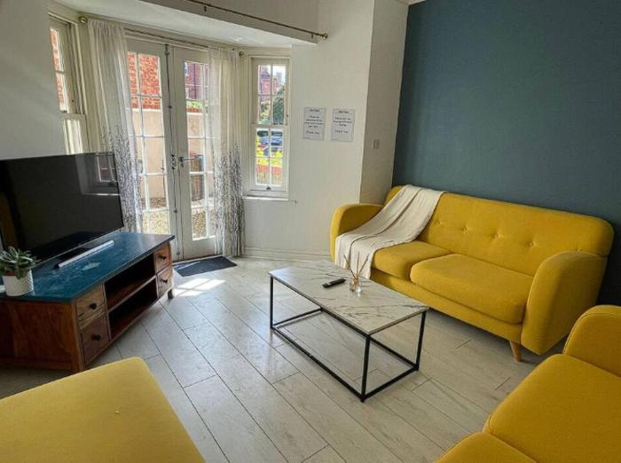 Queen Anne Court with FREE PARKING By Prescott Apartments