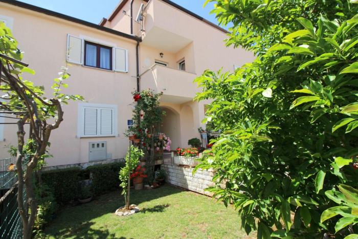 Charmantes Apartment mit privatem Balkon, Klima, Grill, WiFi, nur wenige Minuten zum Strand