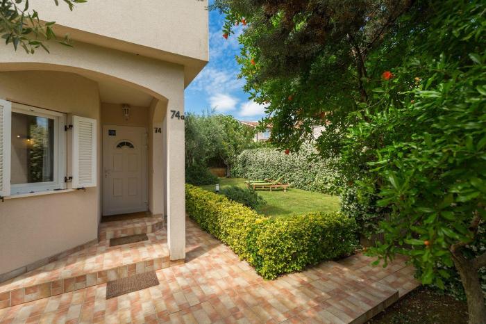 Mediterranes Ferienhaus mit Loungebett, BBQ, privatem Garten, Waschmaschine, klimatisierten Schlafzimmern