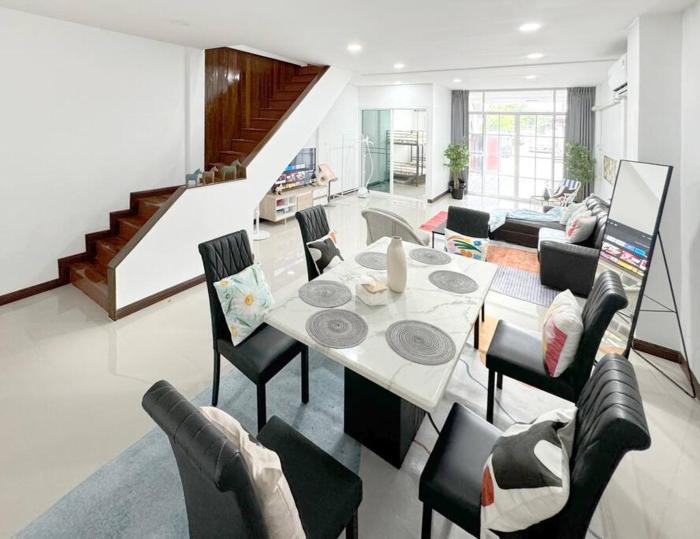 MIQ HK611 Huai Khwang 4BR Jodd fair