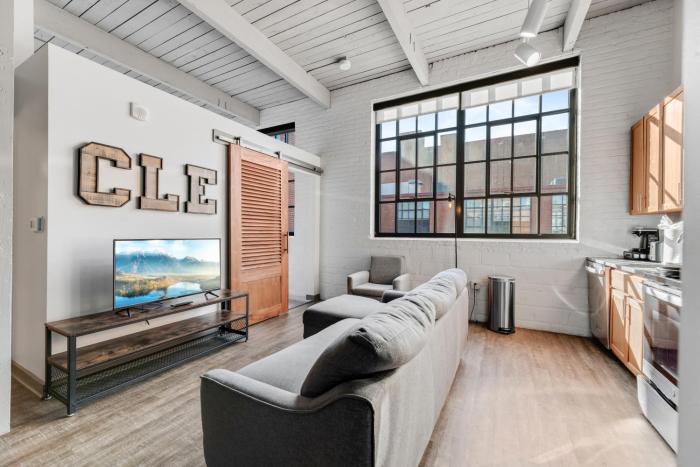 320- Downtown Loft Luxe Mattress Prking FAST Wifi