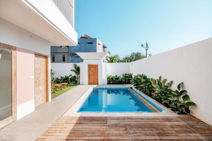 Peaceful Canggu Modern 3BR Villa with big Pool & Garden next to Gyms