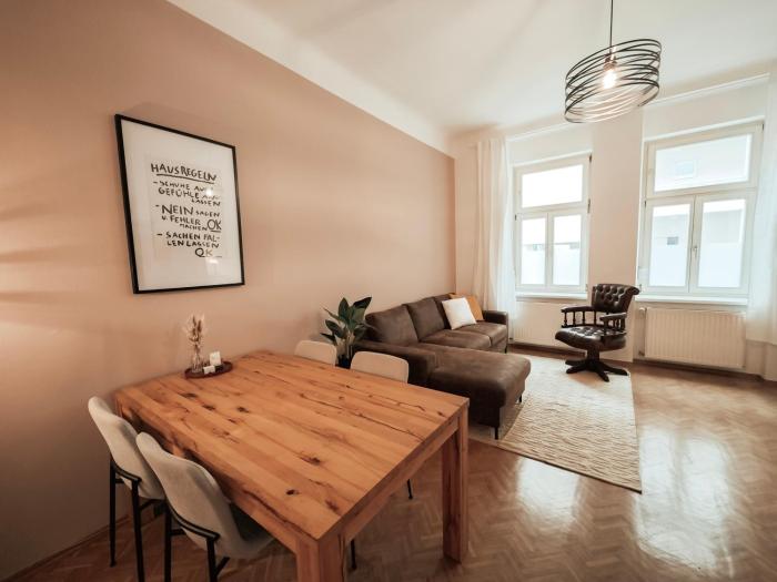 Cozy and charming apartment near city centre with 2 bathrooms