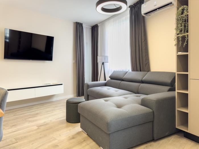 2BR Business Suite with FREE GYM, by Holiwork Stays