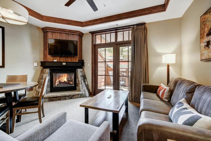 Luxury 1 Bedroom Condo with Slopeside View condo