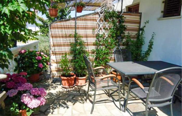 2 Bedroom Cozy Apartment In Vrbnik
