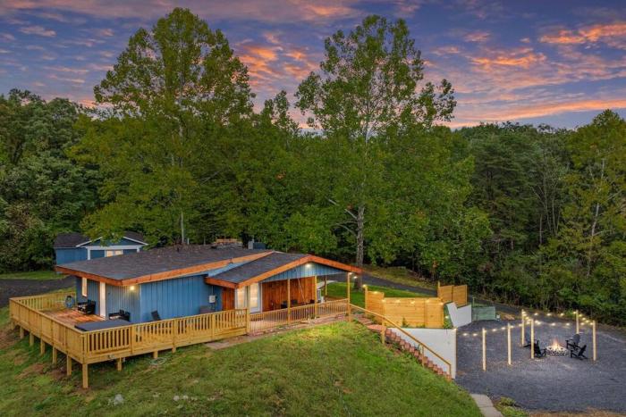 Hidden Hollow 3BD Cabin - Hot Tub, Wifi, Game Room, Fire Pit