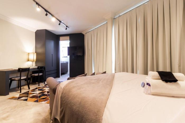 Localizado dentro de um hotel renomado