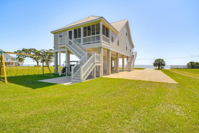 Walk to Beach Oceanfront Home with Outdoor Kitchen