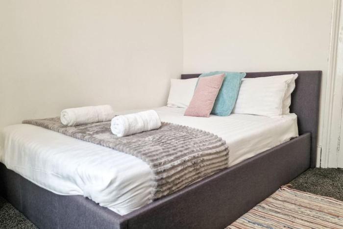 Room 5 Double bed in Kings Cross