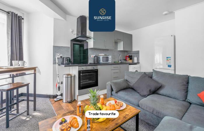 THE CLIPPIE - INVOICE and REDUCED PRICE only via SUNRISE SHORT LETS DUNDEE, 3 Rooms, 4 Beds, Recently Renovated, Free WiFi, Free Street Parking, Ground Floor, Fully Equipped, Short and ONLY 5 Mins to STANNERGATE Ports