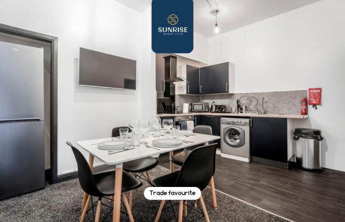 LAW 5 - DIGS - INVOICE and REDUCED PRICE only via SUNRISE SHORT LETS DUNDEE, 2 rooms, 4 Double Beds, Fully Equipped, Free Parking, WiFi, 3xSmart TVs, Groups, Families, Food, Shops, Bars, Centrally Located, Short or Long Stays