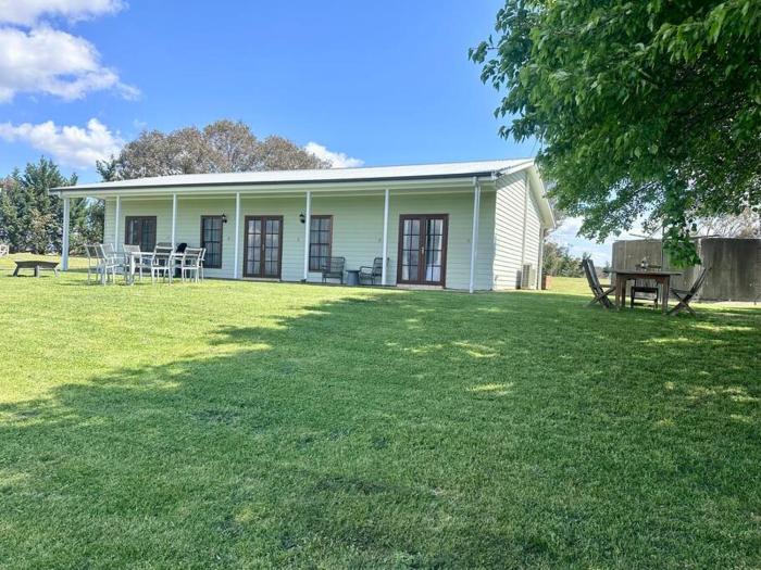 Red Hill Farmstay Bathurst 3BR Spacious inside and out!