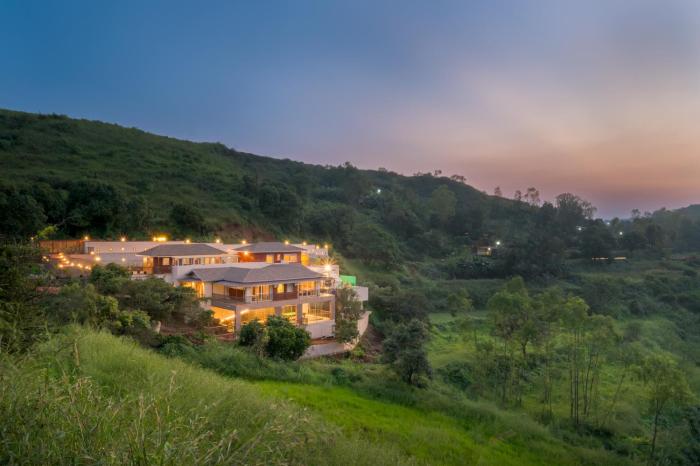 SaffronStays Skyfall - 4BR boho-chic villa with pool, jacuzzi, game room & stunning hill views near Table Land, Panchgani
