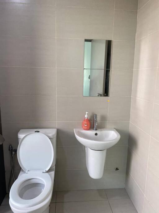Cozy 2BR 2Bath 2-5 Pax Cybersquare King and Queen Beds Wi-Fi Netflix 1313