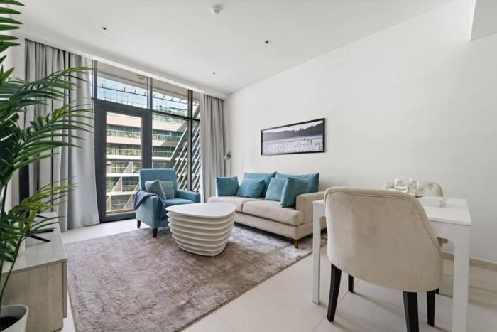 Chic Living 1 BHK with Beach Access