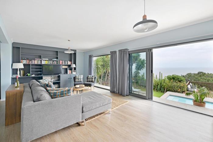 Luxurious Camps Bay Escape Pool, Garden & Spectacular Views