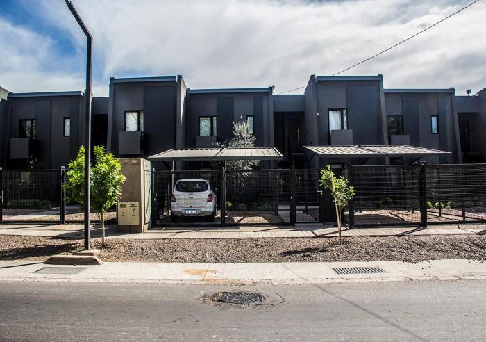 Depto del Bosque, 4 personas, patio, cochera cubierta ,parrilla