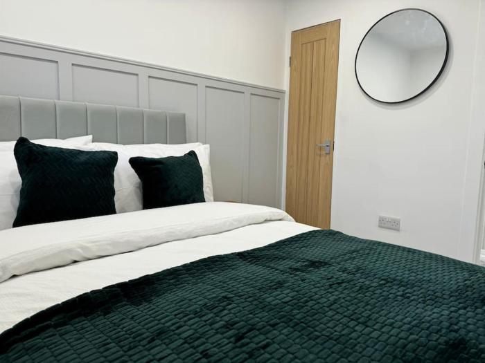 Tiny Home Parking & Airport & M1 & Contractor